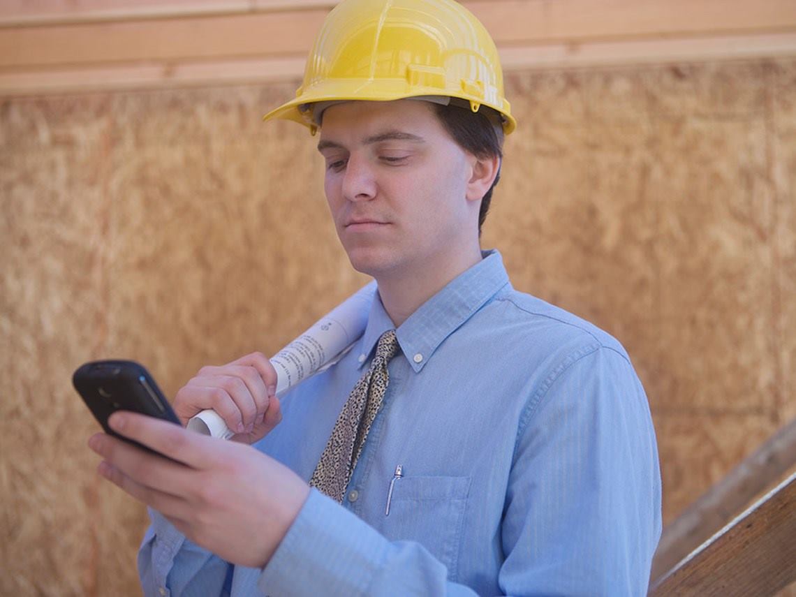 ingeniero viendo celular